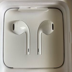 New iPhone SE Headphones and Charger